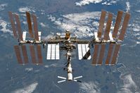 Die ISS am 7. März 2011, aufgenommen aus dem Space Shuttle Discovery