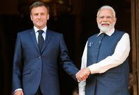 Frankreichs Präsident Emmanuel Macron und Indiens Premierminister Narendra Modi reichen sich die Hände bei ihrem Treffen im französischen Außenministerium in Paris am 14. Juli 2023.