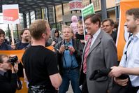 Tauss nach seinem Übertritt zur Piratenpartei auf einer Demonstration, rechts der damalige Bundesvorsitzende der Piratenpartei Jens Seipenbusch