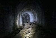 Gang im Dunklen: unterirdischer Stollen in alter Mine. Bild: flickr.com/Kecko