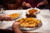 Milanesa Napolitana mit Pommes frites, ein typisch argentinisches Gericht.