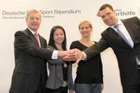Auf dem Bild (v.l.): Jürgen Fitschen, Kim Bui (Turnen), Verena Sailer (Leichtathletik), Dr. Michael Ilgner. Bild: "obs/Stiftung Deutsche Sporthilfe"