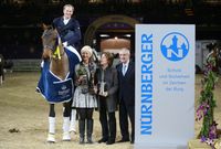 Matthias Alexander Rath und Es Fangar`s Samba King sind die Sieger im Finale des NÜRNBERGER BURG-POKAL. Erste Gratulanten waren Ann Kathrin Linsenhoff, Ruth Klimke und Hans-Peter Schmidt (Nürnberger Versicherungen). Bild: "obs/Comtainment GmbH/Stefan Lafrentz"