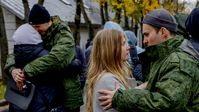 Symbolbild: Mobilisierte Männer verabschieden sich von ihren Familien in Moskau