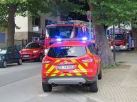 Einsatzfahrzeuge warten auf der Bahnhofstraße auf ihren Einsatz