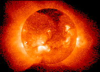 In hartem Röntgenlicht ist die Korona auch vor der Sonnenscheibe zu beobachten, hier durch Yohkoh.