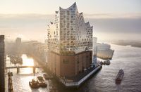 Seit der Eröffnung der Elbphilharmonie im Januar 2017 konnten bereits mehr als eine Million Menschen ein Konzert in Hamburgs neuem Wahrzeichen mitten im Hafen erleben. Bild: "obs/Hamburg Marketing GmbH/Cooper Copter"