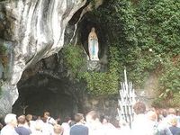 Die Grotte von Massabielle in Lourdes, wo Bernadette Soubirous ihre Marienerscheinungen hatte. Bild: Schwarzwälder / de.wikipedia.org