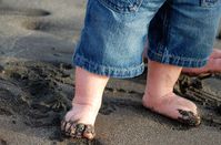 Erste Schritte im Sand: nicht überzuinterpretieren. Bild: pixelio.de, Gonstalla