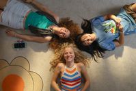 Die drei besten Freundinnen Vicky (Julia Novohradsky), Lena (Nhung Hong) und Inken (Kya-Celina Barucki) Bild: Constantin Film Verleih Fotograf: Petro Domenigg