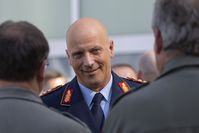 Der Inspekteur der Luftwaffe, Generalleutnant Ingo Gerhartz, spricht mit Soldaten am Tag der Bundeswehr 2018 in Holzdorf, am 09.06.2018.