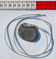 Herzschrittmacher mit Elektrode. Bild: Steven Fruitsmaak / de.wikipedia.org