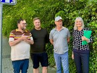 Auf dem Bild von Links; Daniel Dürkop (Ratsherr), Rasmus Raun (Elternvertreter Kindergarten Ingrid-Hjemmet), Michael Wolhardt (Leiter Sortevej Børne og Ungdomshus), Pernille Hansen Brown (Schulleiterin Cornelius Hansen Skole) Bild: SSW