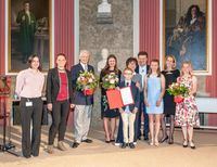 Beim Festakt: Die Kuratorinnen Carola Dahlke (li.) und Anja Teuner (2.v.li.), Generaldirektor Wolfgang Heckl (4.v.re.) und Stifterin Marion Winkelbauer (Mi.) im Kreise der Familie Winkelbauer/Timmann Quelle: Foto: Deutsches Museum (idw)