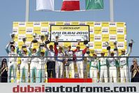 Podium (l.-r.): Nobutaru Taniguchi, Masataka Yanagida, Johannes Stuck, Fariqe Hairuman, France Rava (Team Manager), Raymond Narac, Marco Holzer, Patrick Pilet, Claudia Hürtgen, Abdulaziz Al Faisal, Khaled Al Faisal, Marko Hartung. Bild: Dr. Ing. h.c. F. Porsche AG 