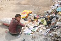 Khalil, 12 Jahre, sucht in Kabul im Müll nach Essbaremund Dingen, die er verkaufen kann