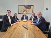 Die Vorstandsmitglieder Dr. Tobias Gaydoul, Diakonin Christine Meyer, Karl Schulz und Diakon Peter Barbian mit Aufsichtsratsvorsitzendem Prof. Dr. Stefan Ark Nitsche (Mitte) (2025) Bild: Rummelsberger Diakonie Fotograf: Phillip Reizner