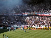 Fußballbegeisterung in ausverkauftem Stadion