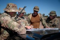 Abstimmungen zwischen deutschen Soldaten vom Fallschirmjägerregiment 26 und Angehörigen der 11th Airborne Division der US Army vor dem Angriff / Weiterer Text über ots und www.presseportal.de/nr/127975 / Die Verwendung dieses Bildes für redaktionelle Zwecke ist unter Beachtung aller mitgeteilten Nutzungsbedingungen zulässig und dann auch honorarfrei. Veröffentlichung ausschließlich mit Bildrechte-Hinweis. Bildrechte: Bundeswehr/Marco Dorow Fotograf: Marco Dorow