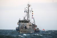 Der Natoverband SNMCMG1 lüft in Warnemünde ein. Das Minenjagdboot Bad Bevensen passiert als erstes die Mohlenköpfe. Bild: Bundeswehr