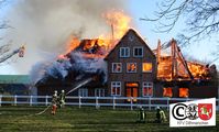 Das Wohngebäude mit Reetdach brannte vollständig aus. Bild: Feuerwehr