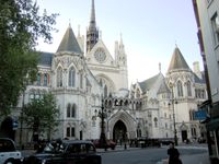 Royal Courts of Justice, Gerichtsgebäude in London, das auch den High Court of Justice beinhaltet und den Commercial Court (Handelsgericht), Admiralty Court (Gericht für seerechtliche Streitigkeiten) und Administrative Court (Verwaltungsgericht)