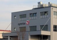 Firmenlogo der Symrise AG an dem im Herbst 2005 erbauten Duftstoffproduktionsgebäude im Werk Weser