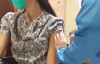 Verabreichung eines möglichen COVID-19-Impfstoffs an eine Freiwillige im Rahmen einer Studie in Indonesien