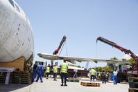 Rückkehr der Landshut / Zerlegung der Boeing 737 Landshut. Fortaleza, Flugerätemechaniker der LHT nehmen den linken Flügel abBrasilien, den 13.09.2017 Bild: "obs/Lufthansa Technik AG/Gregor Schlaeger"