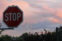 Windenergie: Für viele eine planmäßige Zerstörung von Wäldern und eine schwere  Belastung für den Menschen durch Infraschall-Lärm der über 20km weit zu hören ist.