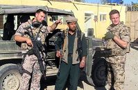 Deutsche Soldaten und ein Afghane vor einem Geländewagen. Bild: PIZ Kunduz