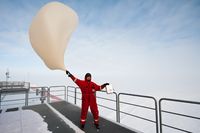 Die Ozonsondierungen werden bei jedem Wetter durchgeführt – auch wenn es an der Neumayer-Station stürmt.