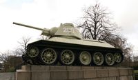 T-34 am Sowjetischen Ehrenmal im Berliner Tiergarten. Bild: Flickr.com/Bernt Rostad/cc by 2.0
