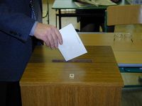 Wahl, Wahlurne, Stimmabgabe (Symbolbild)