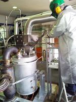 Materialien werden im Laborschmelzofen geschmolzen
Quelle: (c) TU Bergakademie Freiberg/Institut für Nichteisenmetallurgie und Reinststoffe (idw)