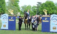 Derbysieger Nisse Lüneburg, Veranstalter Volker Wulff und Arndt Liedtke gratulieren. Bild: Karl-Heinz Frieler / obs/Comtainment GmbH