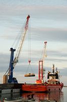 Nord Stream: Verladung der betonummantelten Rohre im Hafen Slite auf Gotland