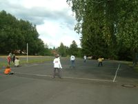 Kinder spielen Völkerball (Feld im Kinderdorf Wegscheide)