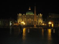 Vatikan: Petersdom bei Nacht. Bild: CynaX - wikipedia.org