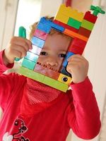 Kind mit Lego-Kreation: Spielen fördert Entwicklung. Bild: pixelio.de, H. Souza