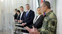 Am 18. Dezember 2021 fand eine Pressekonferenz zum Thema Vorstellung „Gesamtstaatliche COVID-Krisenkoordination“ (GECKO) statt. Im Bild Bundeskanzler Karl Nehammer (m.), Bundesminister Wolfgang Mückstein (2.v.l.), Bundesministerin Klaudia Tanner (2.v.r.), Chief Medical Officer Katharina Reich (l.) und Generalmajor Rudolf Striedinger (r.).