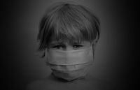 Weltweit werden Kinder sadistisch mit gesundheitsschädlichen Masken gequält - wer gibt die Anweisungen dafür? (Symbolbild)