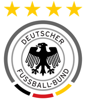 Logo der Deutschen Fußballnationalmannschaft mit Adler, seit der WM 1990 in Verwendung. Die vier Meistersterne repräsentieren die vier Weltmeistertitel von 1954, 1974, 1990 und 2014.