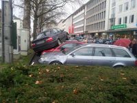 Spektakuläre Landung auf geparkten Fahrzeugen