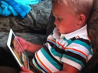 Junge vor dem iPad: Lernen 2.0 auf dem Prüfstand. Bild: flickr.com/james_fuller