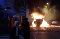 Ein in Brand gesetztes Auto in Bobigny, einem Vorort von Paris · Bild: Magyar Nemzet/MTI/Yoan Valat/UM/Eigenes Werk
