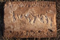 Archäologen der Universität Jena fanden diese Marmortafel mit einer hebräischen Inschrift während Ausgrabungen in Portugal.
Quelle: Foto: Dennis Graen/FSU (idw)