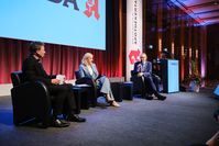 Moderator Alexander Müller, Bundesgesundheitsministerin Nina Warken, ABDA-Präsident Thomas Preis (v.l.n.r.)  (2025) Bild: ABDA Bundesvgg. Dt. Apothekerverbände Fotograf: André Wagenzik