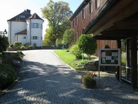 Schloss Aspenstein mit dem Gästehaus der Georg-von-Vollmar-Akademie im Vordergrund