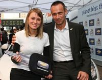 Cruze Gewinnerin und Weltrekordinhaberin, Kamilla Kolodziej mit Jürgen Keller, Geschäftsführer. Bild: obs/Chevrolet Deutschland GmbH